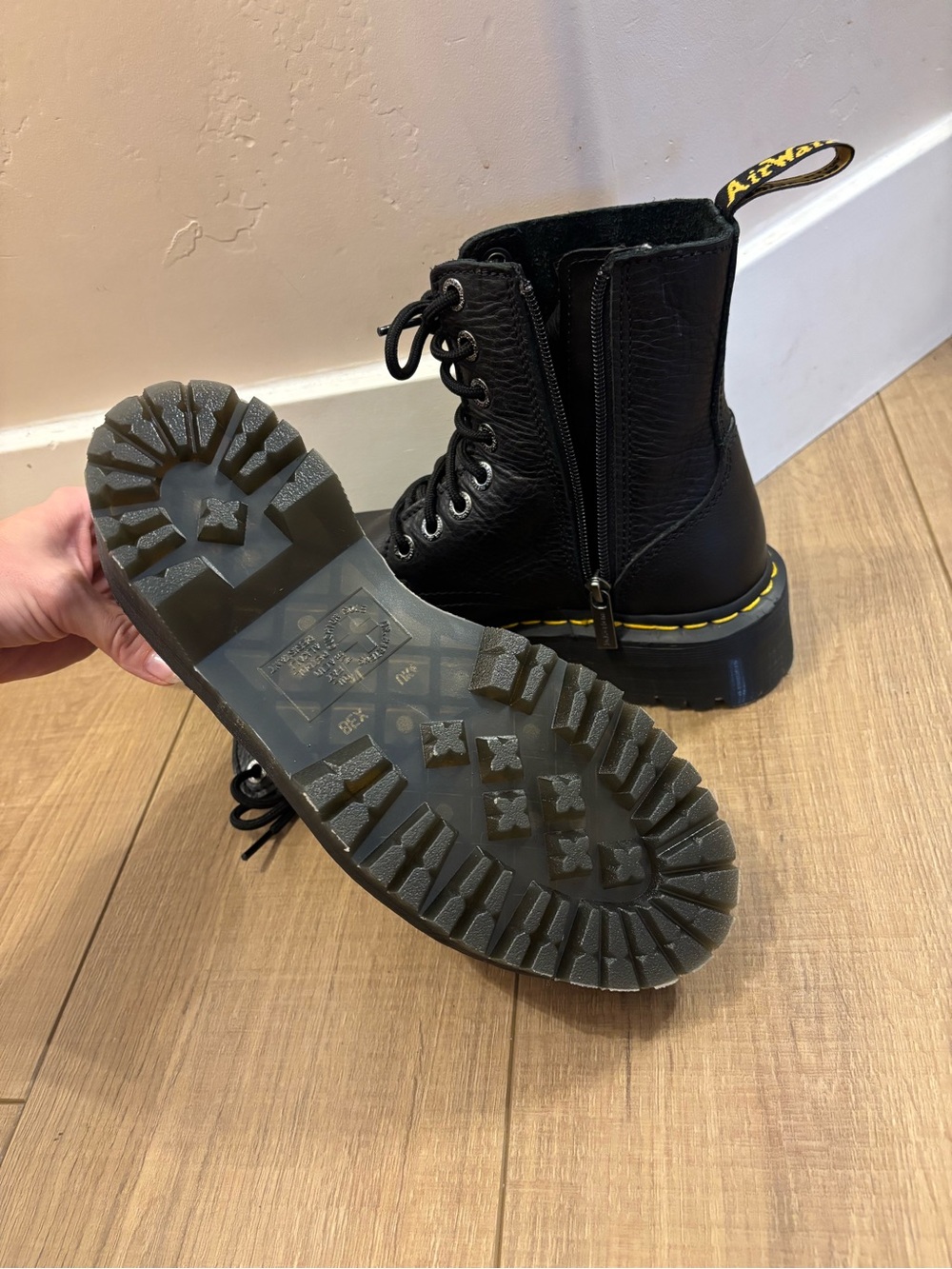 Platform Dr. Martins woman’s size 7 - Picture 2 of 4